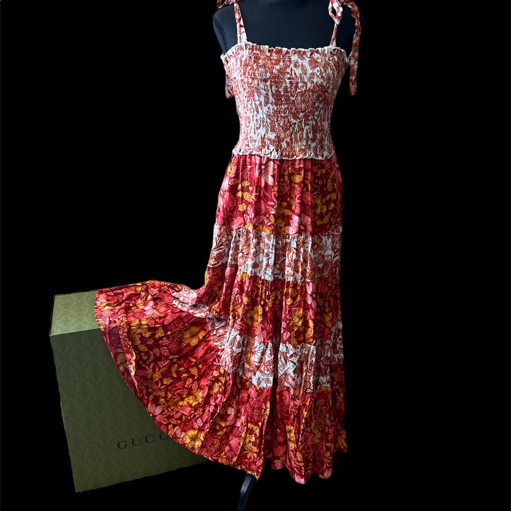 Fall colored dress. Size XS, I wear a medium and it fits.